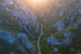 The canyon of Komarnica: of cliffs, eagles and trees